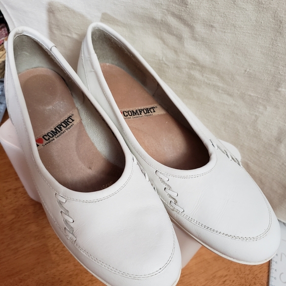 I love comfort white leather slip on flats. Size 8.5. Runs about a size smaller. - Picture 5 of 9